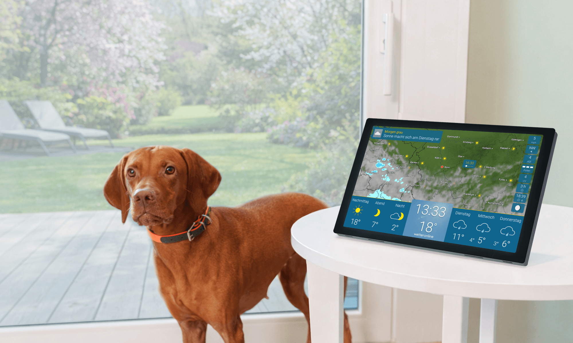 wetteronline home 4 in Schwarz als Wetter Display auf Tisch, zeigt Wettervorhersage im Wohnzimmer neben Fenster