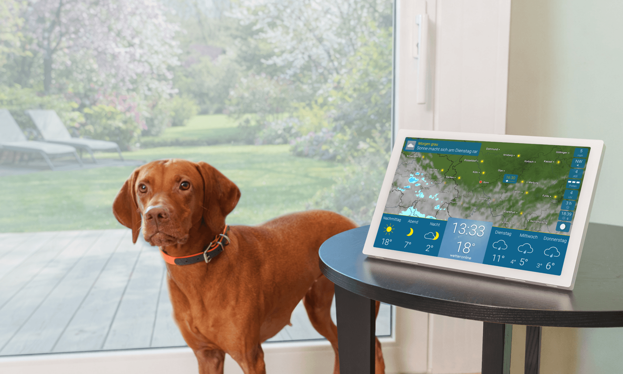 wetteronline home 4 in Weiß als Wetter Display auf Tisch, digitale Wettervorhersage im Innenbereich neben Fenster