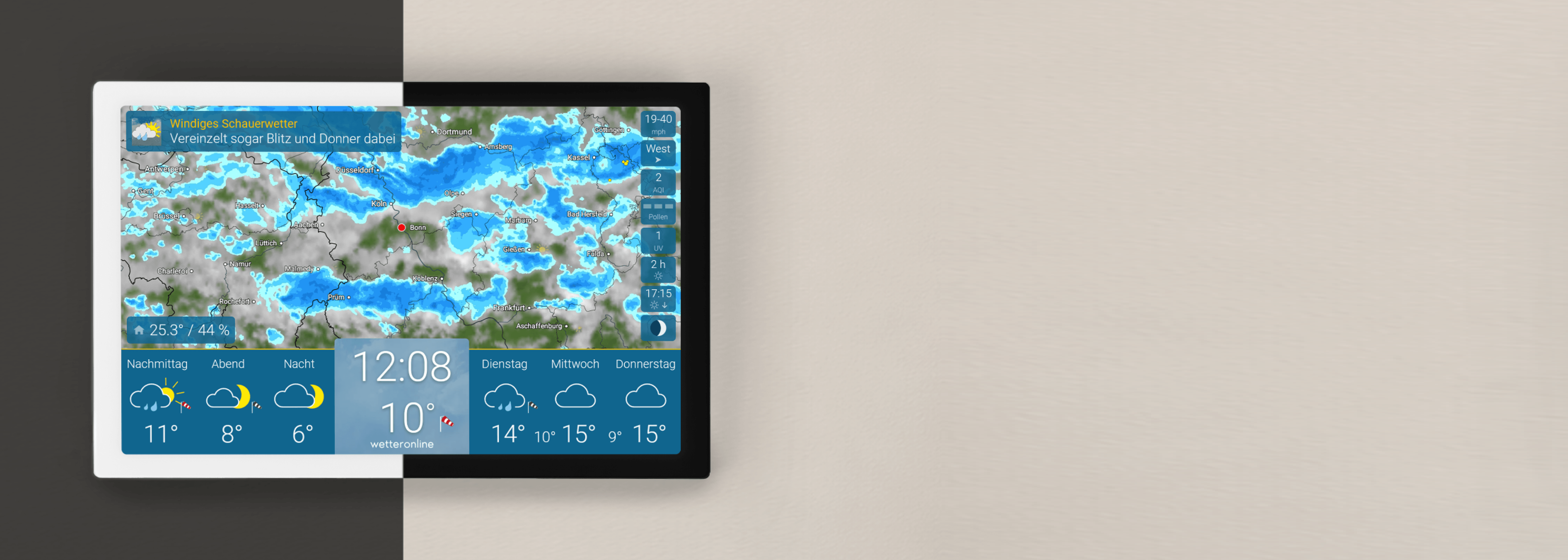 wetteronline home 4 Wetter Display auf Tablet im Wohnzimmer mit Regenradar und Wettervorhersage