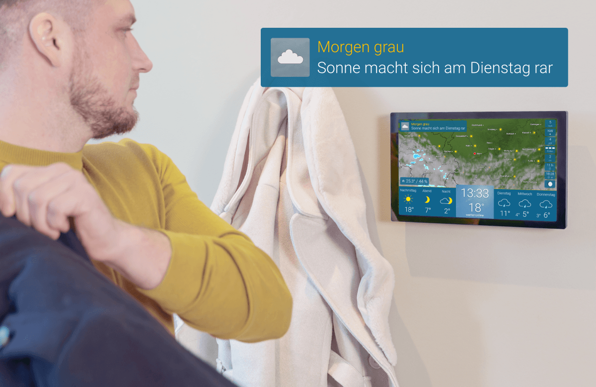 wetteronline home 4 zeigt morgendliche Wettervorhersage beim Anziehen im Flur